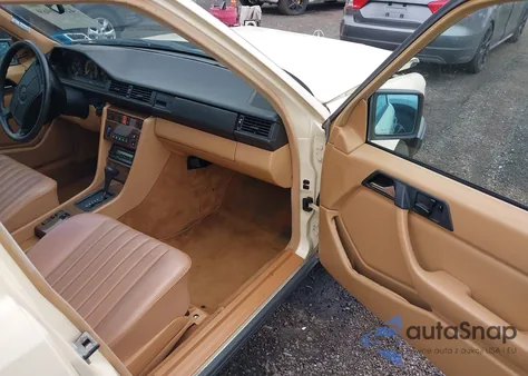 1989 Mercedes-Benz 260 E z USA, uszkodzony, nr VIN WDBEA26D1KA822228